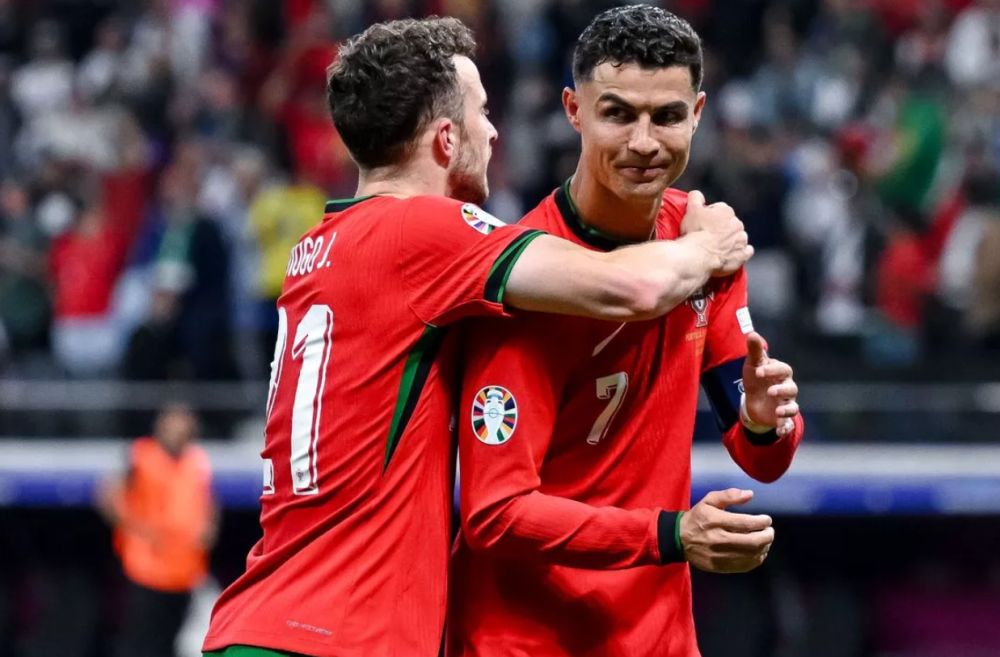 包含C罗迎来十二赛季高光表现利物浦强势反弹备战荷甲，关键时刻波特兰开拓者调整名单以备德甲看傻球迷的词条